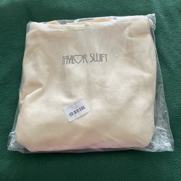 TAYLOR SWIFT | THE ERAS TOUR HEART
PHOTO HOODIE - Picture 9 of 13